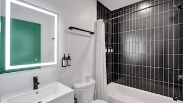 Căn hộ Tiêu chuẩn, 3 phòng ngủ, bếp | Phòng tắm | Vòi sen/bồn tắm kết hợp, máy sấy tóc, khăn tắm, xà phòng