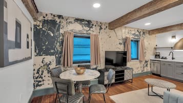 Departamento estándar, 3 habitaciones, cocina | Área de sala de estar | Smart TV de 42 pulgadas con canales digitales y servicios de streaming