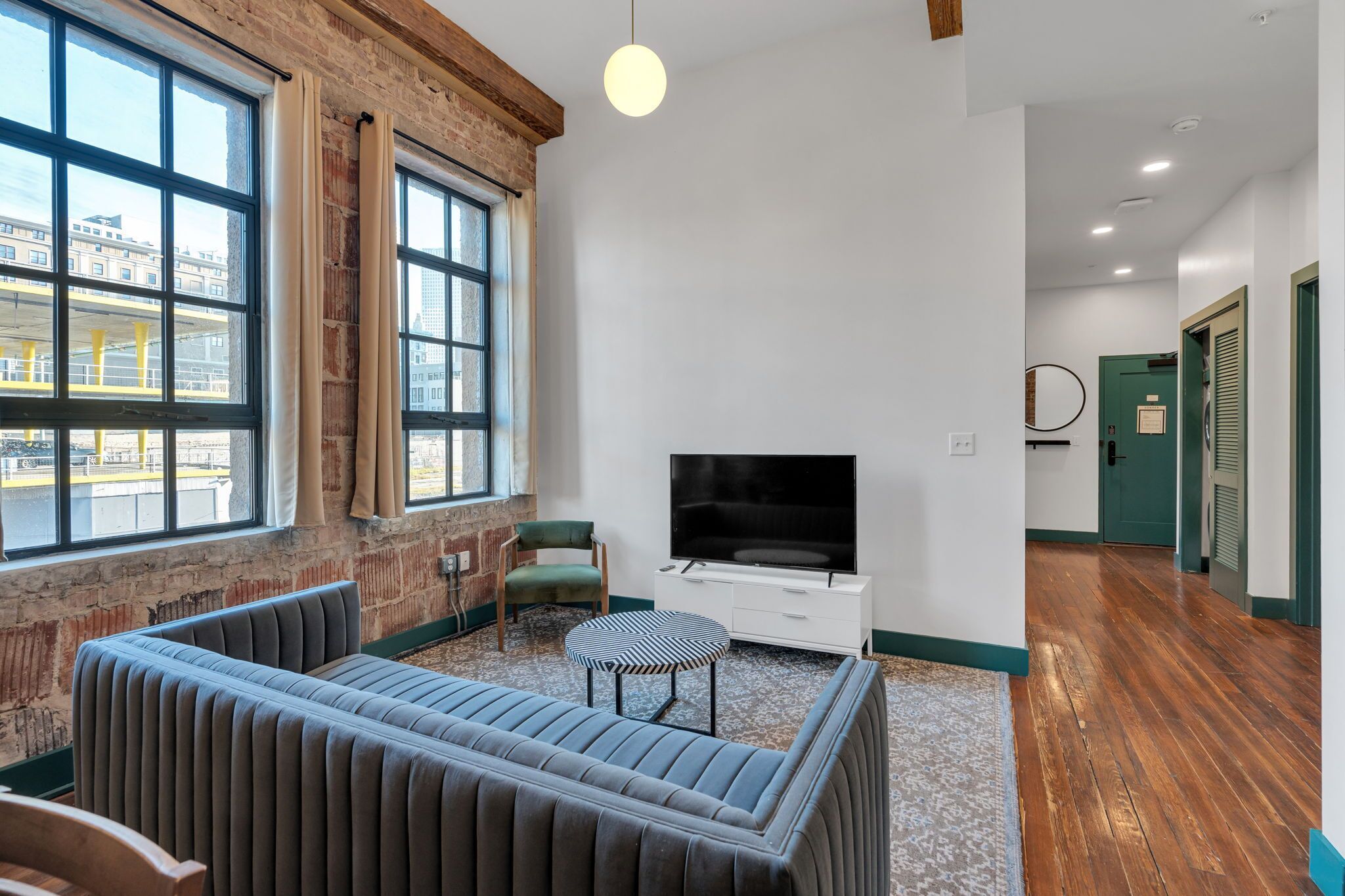 Premier-Apartment, 3 Schlafzimmer, Küche, Stadtblick | Wohnbereich | 42-Zoll-Smart-TV mit Digitalempfang, Streaming-Dienste