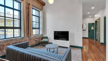 Premier-Apartment, 3 Schlafzimmer, Küche, Stadtblick | Wohnbereich | 42-Zoll-Smart-TV mit Digitalempfang, Streaming-Dienste