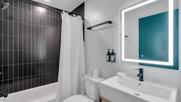 Premier Apartment, 3 Bedrooms, Kitchen, City View | Bathroom | Combined shower/bathtub, hair dryer, towels, soap