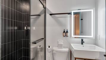 Apartamento premier, 3 quartos, cozinha, vista para a cidade | Banheiro | Chuveiro/banheira combinados, secador de cabelo, toalhas de banho