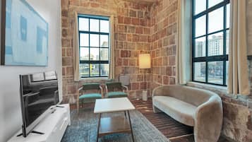 Premier Apartment, 3 Bedrooms, Kitchen, City View | Living area