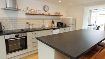 Cottage | Bếp riêng | Máy rửa bát, dụng cụ nấu nướng/bát dĩa/dao nĩa
