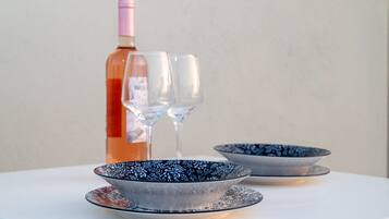 Una mesa con dos cuencos, una botella y dos vasos.