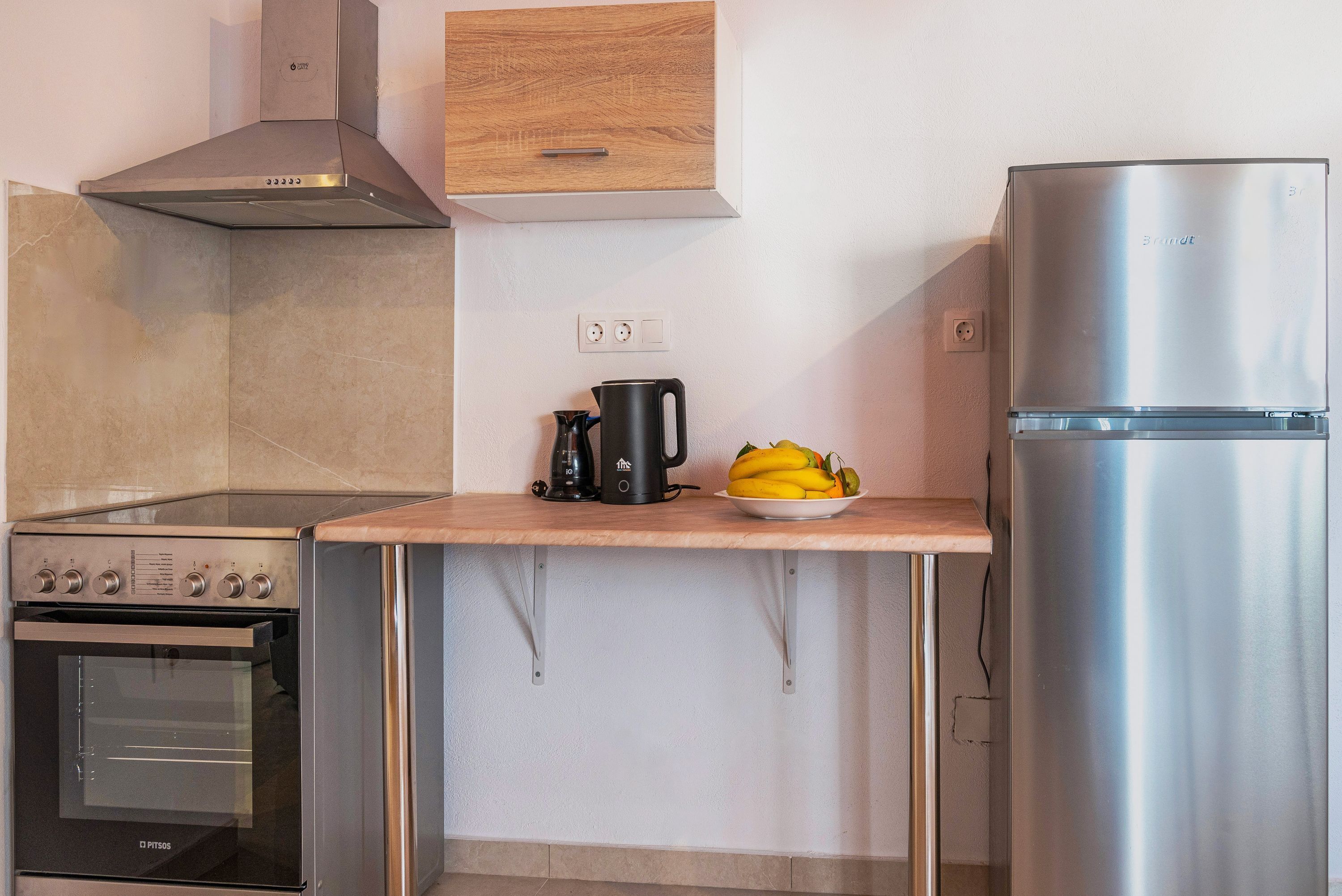 Coffee/tea maker, oven, stovetop, toaster
