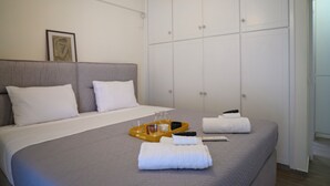 Ein Hotelzimmer mit einem Bett, einem Schrank und einem gerahmten Bild an der Wand.