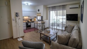 Eine moderne Wohnung mit Küche, Essbereich und Wohnzimmer.