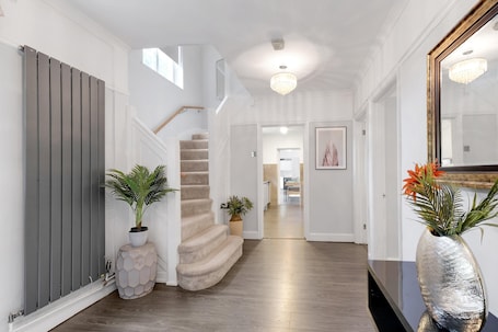 Corredor. Elegant 5 Bedroom, 2 Bathroom Home at Marlow Hill