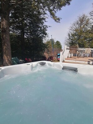 Outdoor spa tub - The Sunflower (Cleveland)