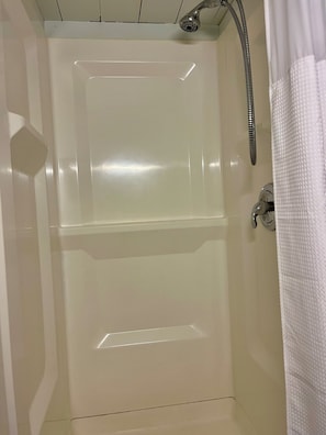 Haartrockner, Handtücher, Seife, Shampoo