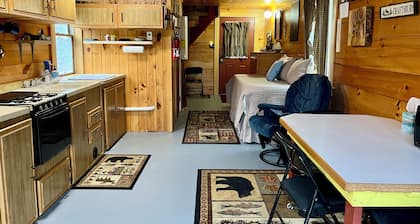 Charming 1-bedroom cabin with two queen beds upstairs in cozy Craftsbury