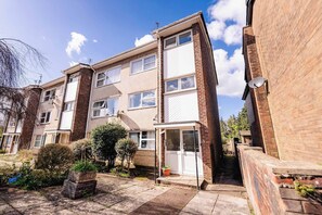 Exterior - Cozy 2-Bed, 1-Bath with Free Parking, Close to Roath Park (Caerdydd)