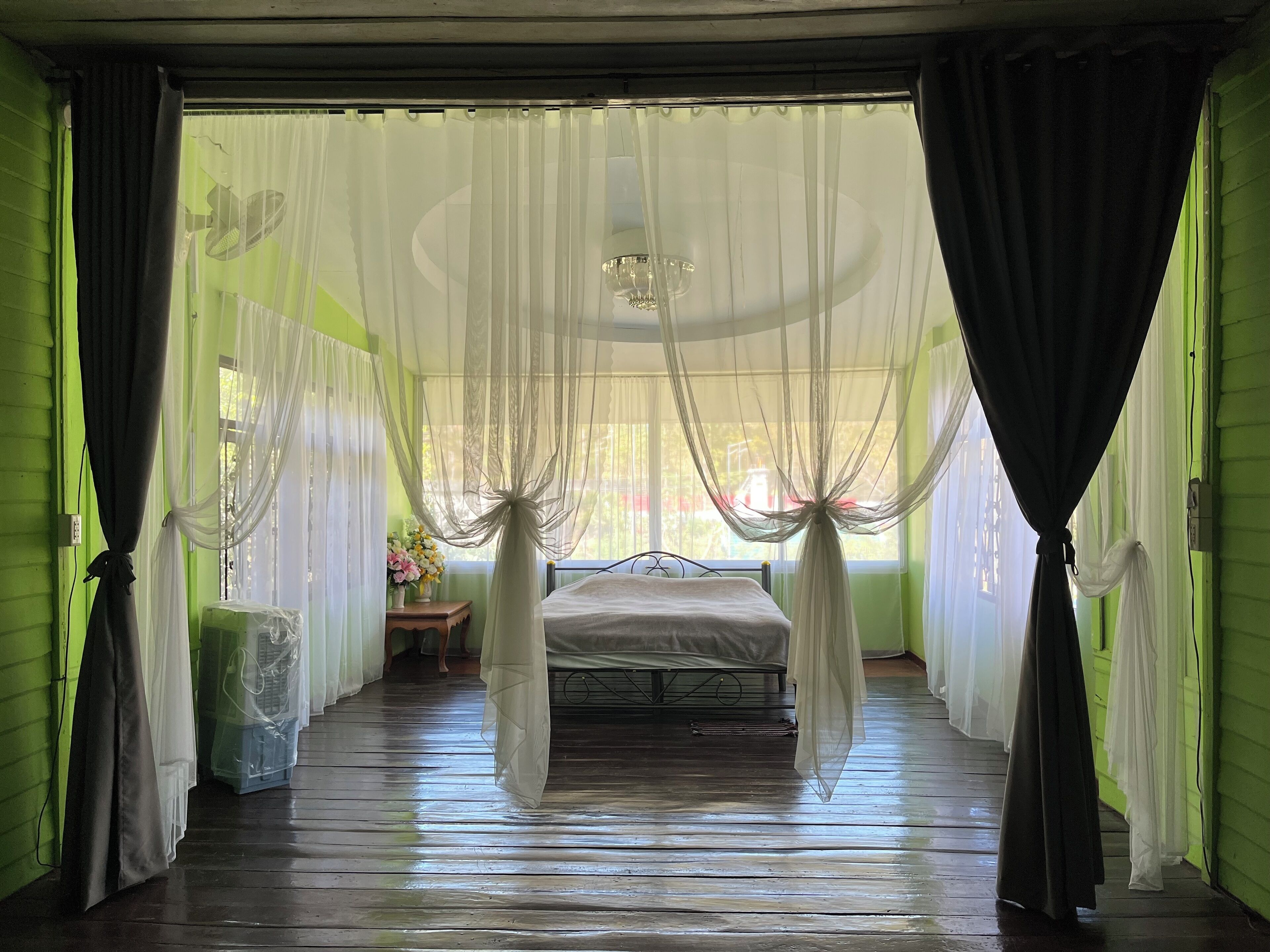 Quarto clássico, vista para a colina