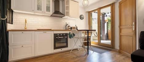 Fridge, oven, stovetop, dishwasher