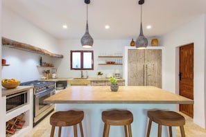 Fridge, microwave, oven, stovetop - Villa with Sea and Mountain Views + Pool (Illes Balears)