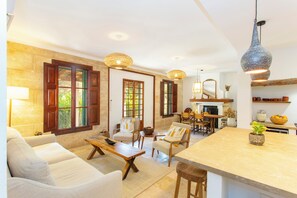 Smart TV, fireplace - Villa with Sea and Mountain Views + Pool (Illes Balears)