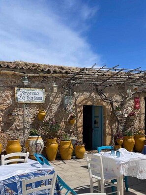 Outdoor dining - Marzamemi Luxury Resort | Pool, Padel & Design (Pachino)