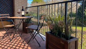 A patio with a table, chairs, and a wine bottle. - Venezia Golf Resort | Terrace & Free Parking (Martellago)