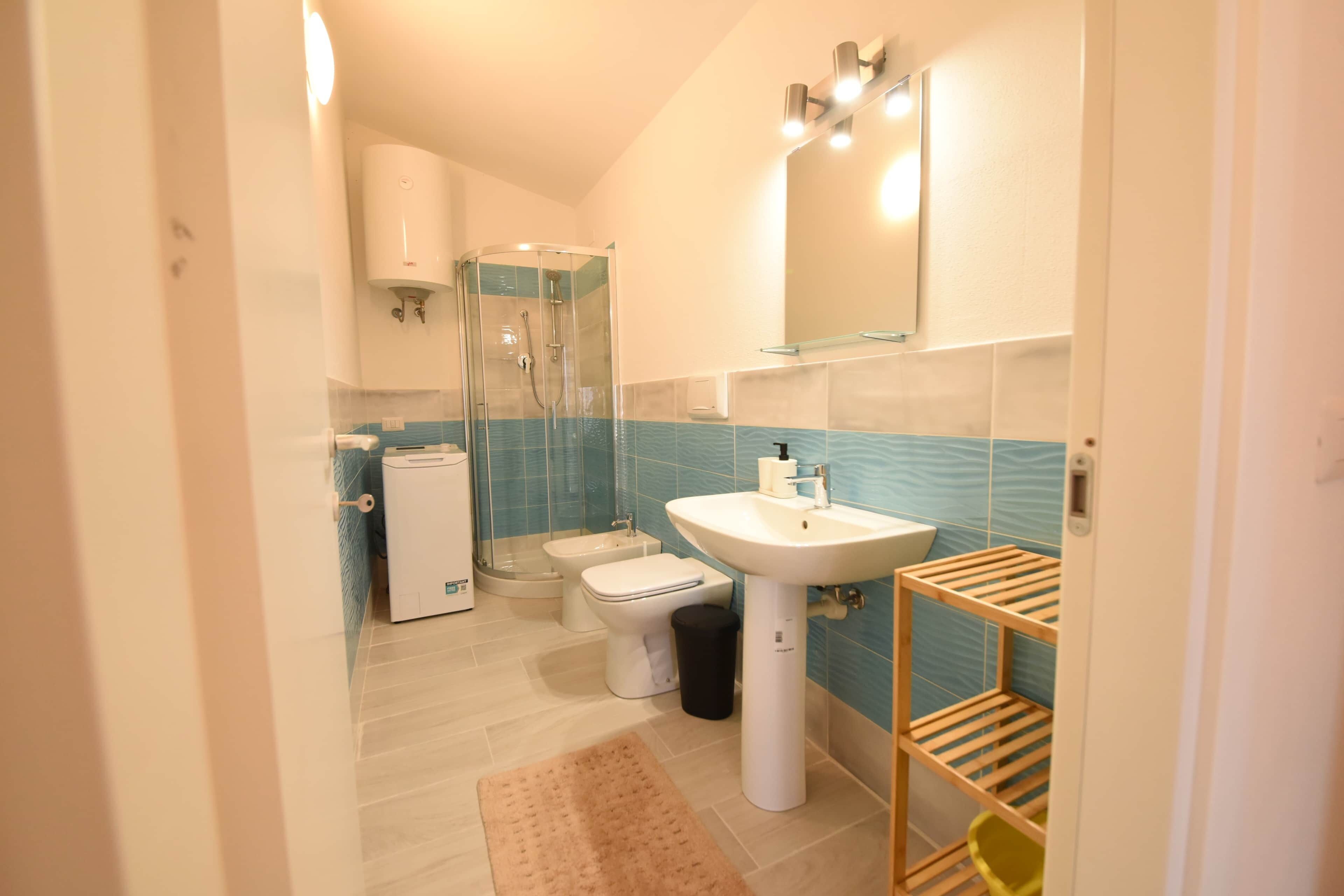 Un baño moderno con ducha, inodoro, bidé y lavamanos.