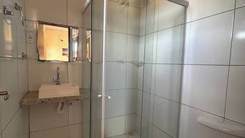 Chambre, 1 chambre, accessible aux personnes à mobilité réduite, fumeurs | Salle de bain