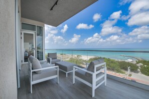 Terrace/patio - Luxury Oceanfront 2B/3BA Condo • Eagle Beach • Pool (Noord)