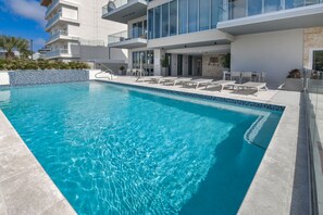 Outdoor pool - Luxury Oceanfront 2B/3BA Condo • Eagle Beach • Pool (Noord)
