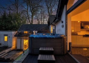 Terrace/patio - Hidden Lux Manchester Escape: Hot Tub, Privacy. - Pass the Keys (Manchester)