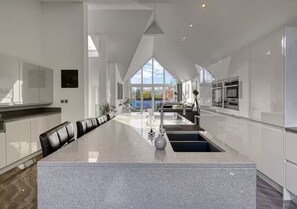 Fridge, microwave, oven, dishwasher - Hidden Lux Manchester Escape: Hot Tub, Privacy. - Pass the Keys (Manchester)