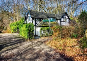 Exterior - Hidden Lux Manchester Escape: Hot Tub, Privacy. - Pass the Keys (Manchester)