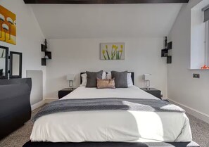 6 bedrooms, iron/ironing board, free WiFi, bed sheets - Hidden Lux Manchester Escape: Hot Tub, Privacy. - Pass the Keys (Manchester)