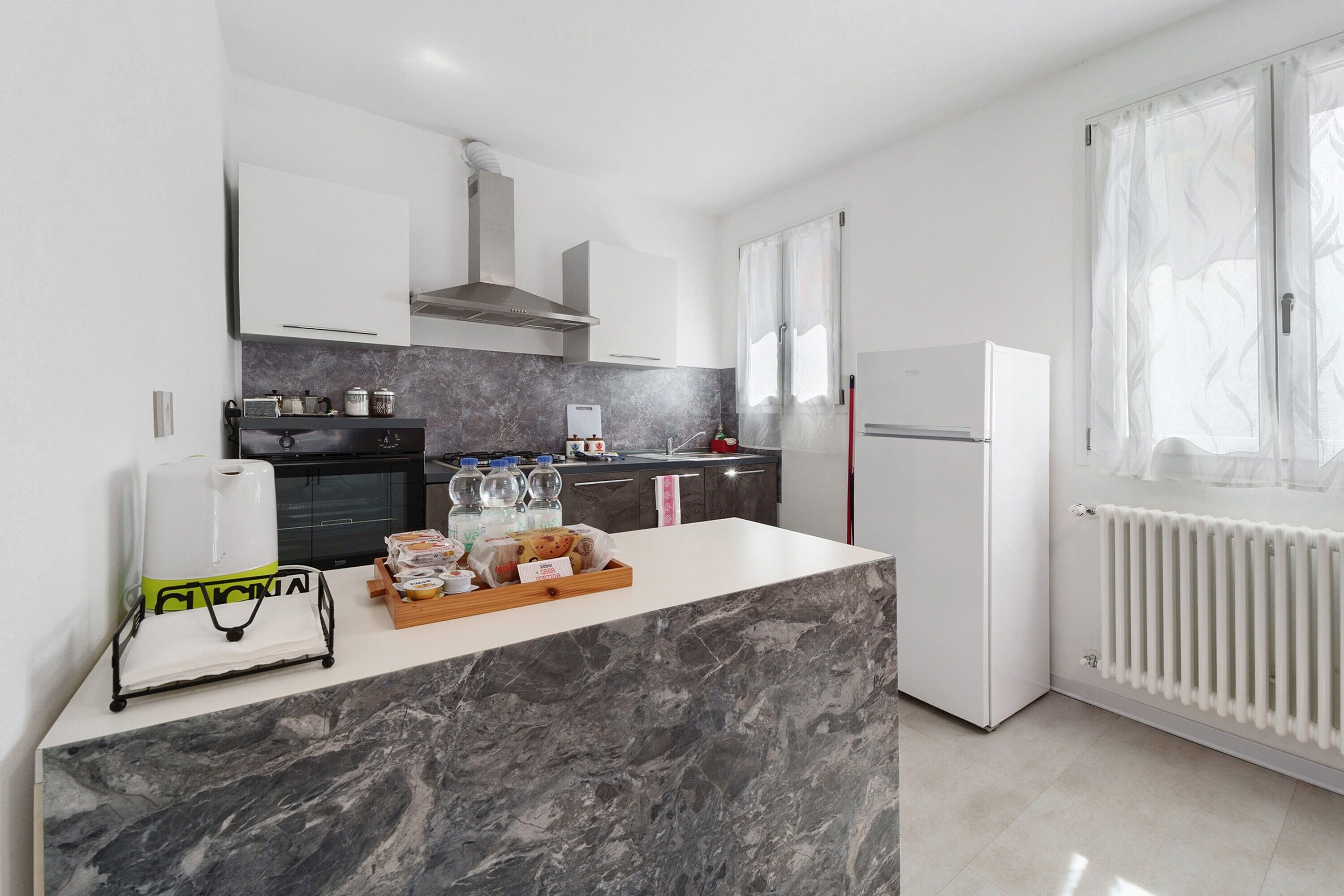 Frigorifero, microonde, forno, piano cottura