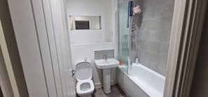Douche, sèche-cheveux, serviettes fournies, savon