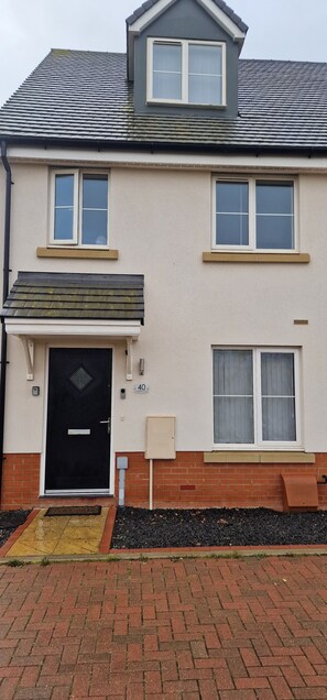 Exterior detail - Morden tastefully furnished 4 bed holiday home designed for maximum comfort (Bletchley)