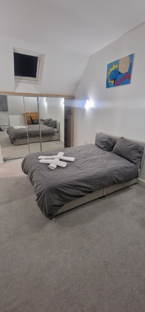 Room - Morden tastefully furnished 4 bed holiday home designed for maximum comfort (Bletchley)