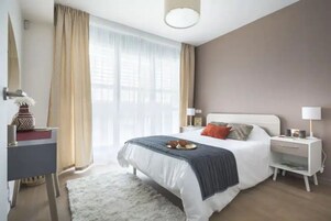 Sistema de insonorización, cunas gratuitas, wifi gratis y ropa de cama 