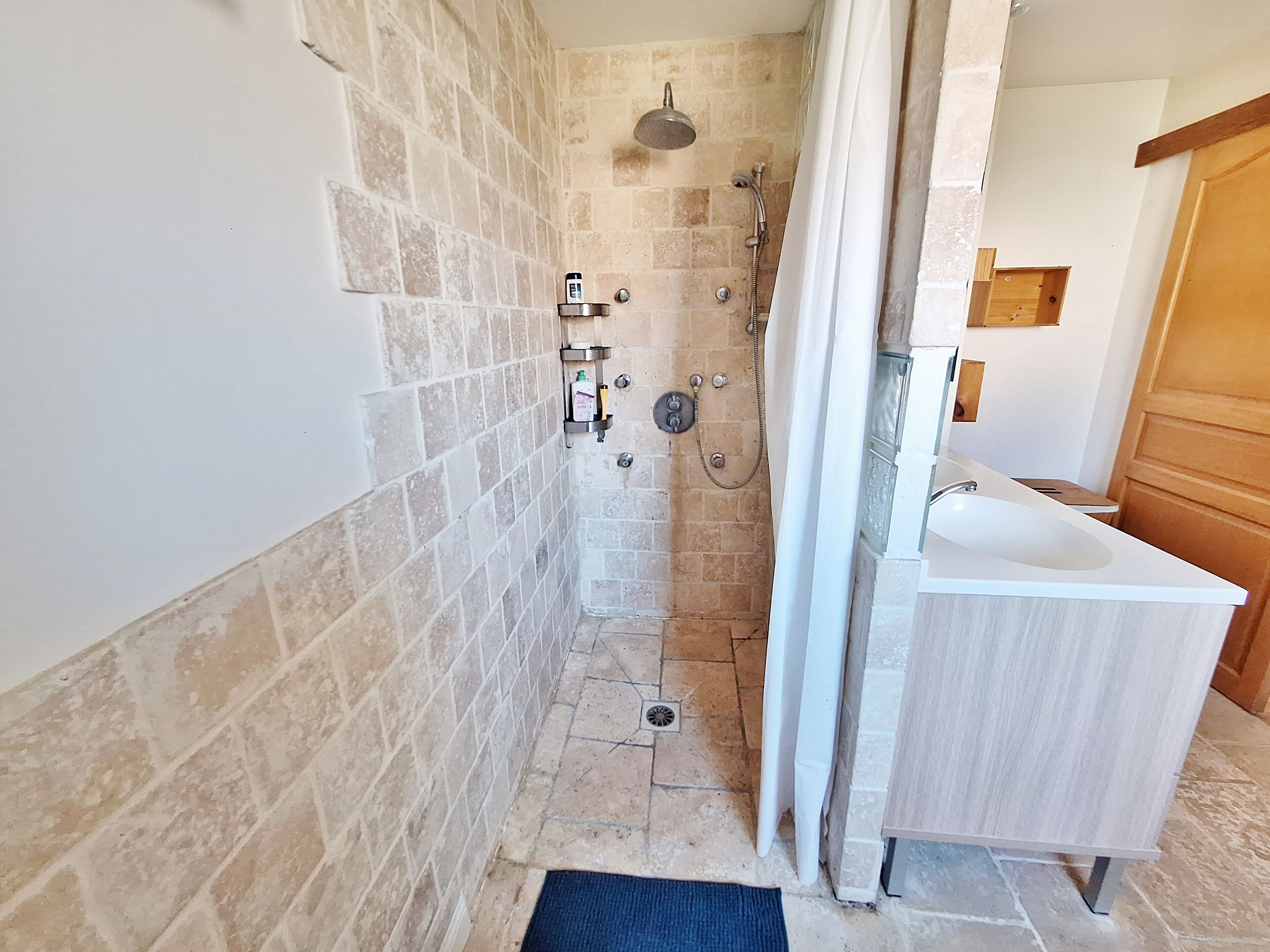 Douche, sèche-cheveux, serviettes fournies, savon