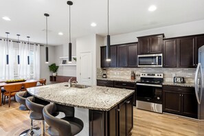 Fridge, microwave, oven, stovetop - Spacious 5-bedroom Villa w/ Game Room, PS5, Pvt Pool & Themed Rooms (Kissimmee)