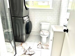 Bathroom - Room-saint John - Wi-fi - 4mins Regional (Saint John)