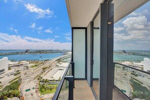 A balcony with a view of a coastal cityscape, including a bridge and marina. - Lux Studio at Downtime  Miami & Bay Views (Miami)