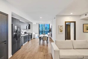 A modern apartment with a kitchen, dining area, and living room. - Luxury Miami 2BR City Views (Miami)