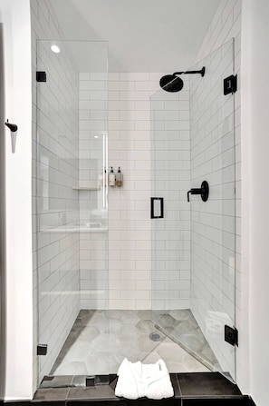 Dusche, Haartrockner, Handtücher, Shampoo