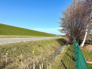 Property grounds - Apartment Deichblick - Directly on the dike in Harlesiel - 400 m to the beach (Wittmund)