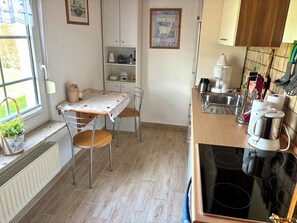 Private kitchen - Apartment Deichblick - Directly on the dike in Harlesiel - 400 m to the beach (Wittmund)