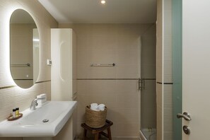 Shower, hair dryer, towels, soap - Oliva Boutique Apartment 1 (Dubrovnik)