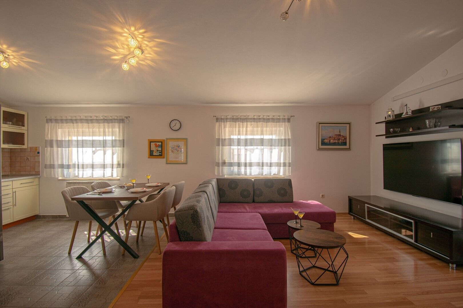 Un salon avec un canapé, une table à manger et un téléviseur.