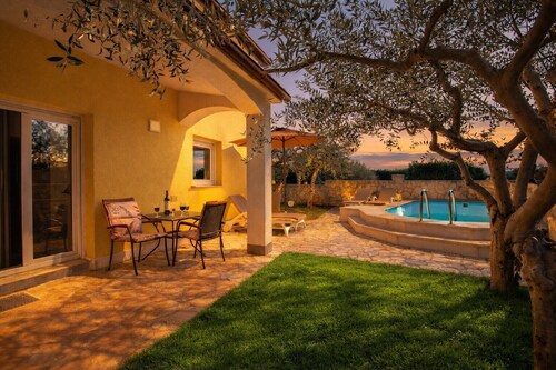 Holiday House with pool Lili, Pet friendy