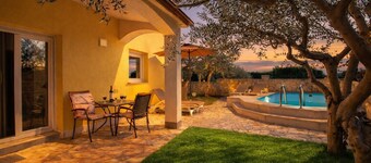Holiday House with pool Lili, Pet friendy