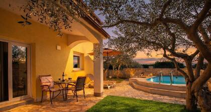 Holiday House with pool Lili, Pet friendy