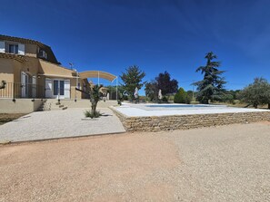 Outdoor pool - L'oustau de la Garrigo at the foot of the Lubéron mountains (La Tour-d'Aigues)